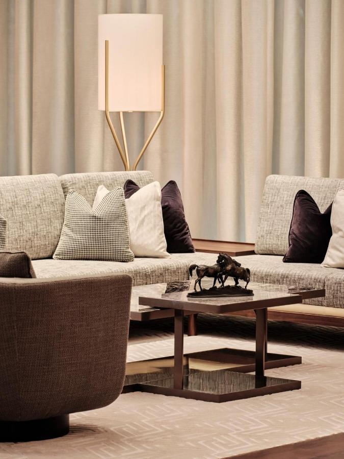 جراند حياة الكويت المظهر الخارجي الصورة A living room with a sofa and a coffee table