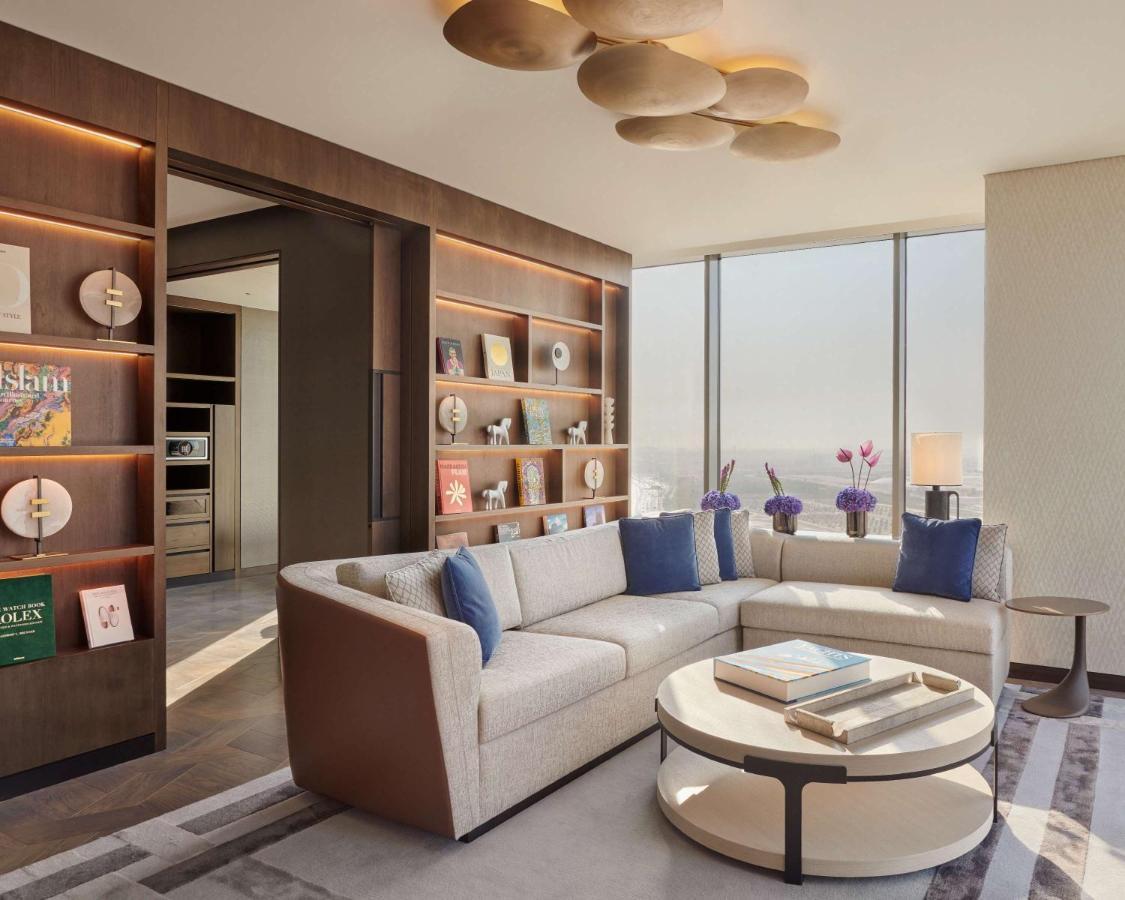 جراند حياة الكويت المظهر الخارجي الصورة A living room at the Ritz-Carlton, DIFC