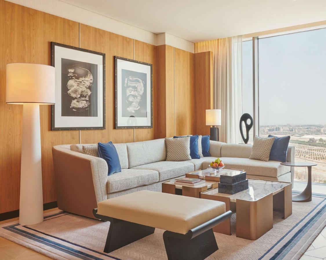 جراند حياة الكويت المظهر الخارجي الصورة A living room at the Ritz-Carlton, DIFC