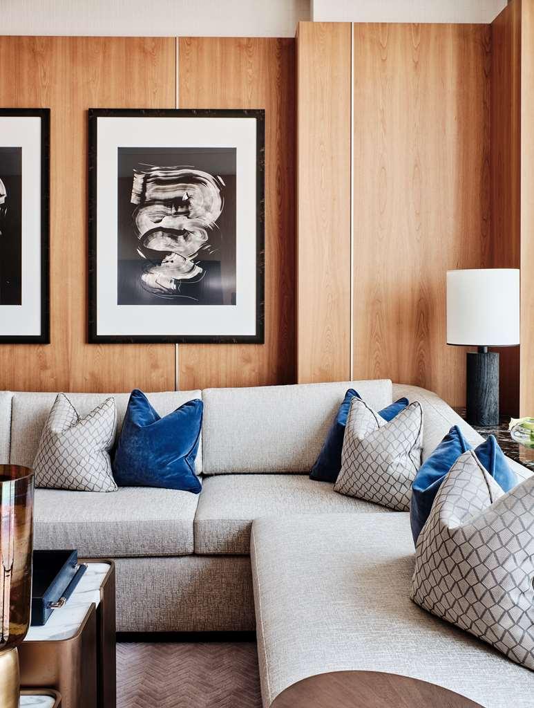 جراند حياة الكويت الغرفة الصورة A sofa with cushions